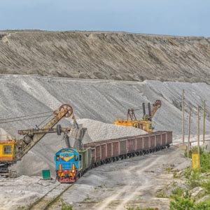 железнодорожный фотограф сергей крылов миасс тру тургоякское рудоуправление тепловоз погрузка щебень карьер лето тэм2 грузовой поезд