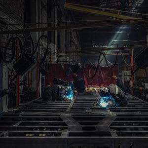 промышленный фотограф сергей крылов твз тверской вагоностроительный завод  производство сварщик варит раму вагона