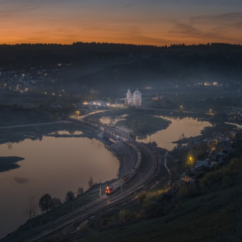 фотограф Сергей Крылов, ржд, лето локомотив электровоз 2эс6 синара следует по перегону миньяр - биянка на закате  ночь город, челябинская область