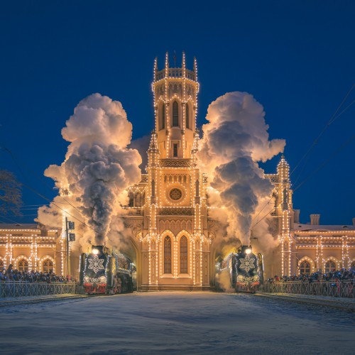 фотограф Сергей Крылов, ржд, зима ночь сказка санкт-петербург, два паровоз п36 с составом поезда деда мороза пдм выезжают с вокзала новый петергоф