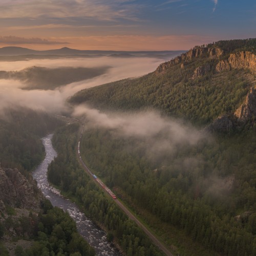 фотограф Сергей Крылов, ржд, башкирия, башкортостан, грузовой поезд на рассвете едет среди гор, Айгир, Инзер, лето, туман, ермак, 2эс5к